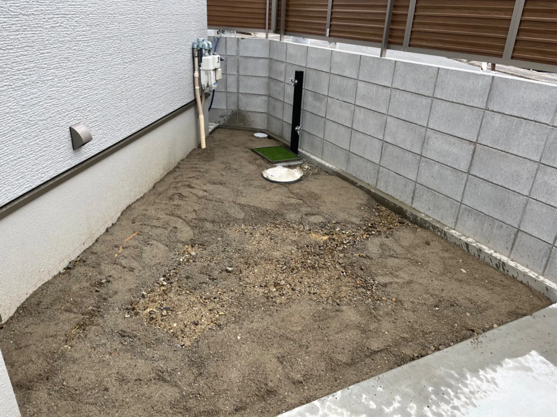 泉佐野市の新築外構で庭の一部を人工芝施工させていただきました